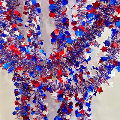 Set aus Wollstreifen und Bändern zum amerikanischen Unabhängigkeitstag: Rote, weiße, blaue Streifen, Sternkreise und Anhänger