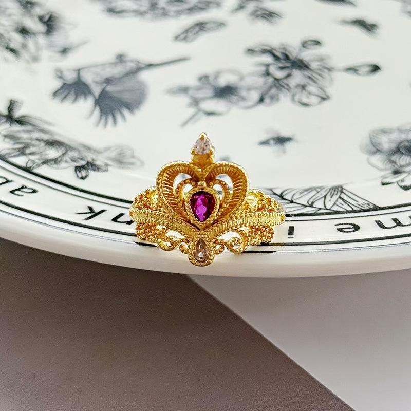 Medieval Vintage Hollow Lace Crown Colored Treasure Ring Women'S Retro Light Luxury High-End Niche Ring
