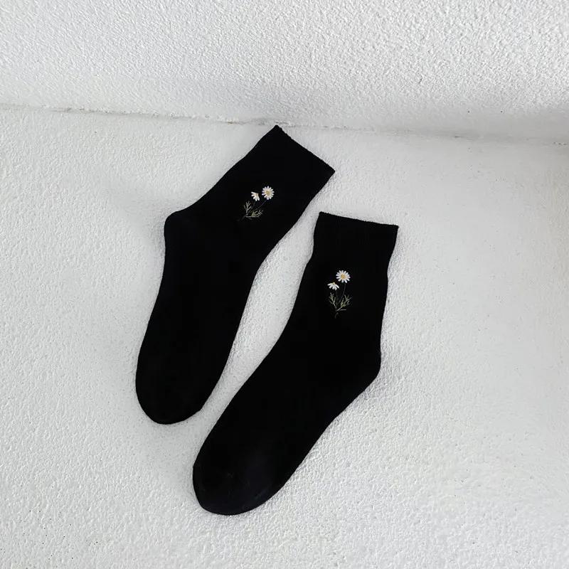 Embroidery Flower Woman Socks Japanese Fashion Cotton Long Socks for Women Harajuku Vintage Streetwear Girls Kawaii Crew Socks
