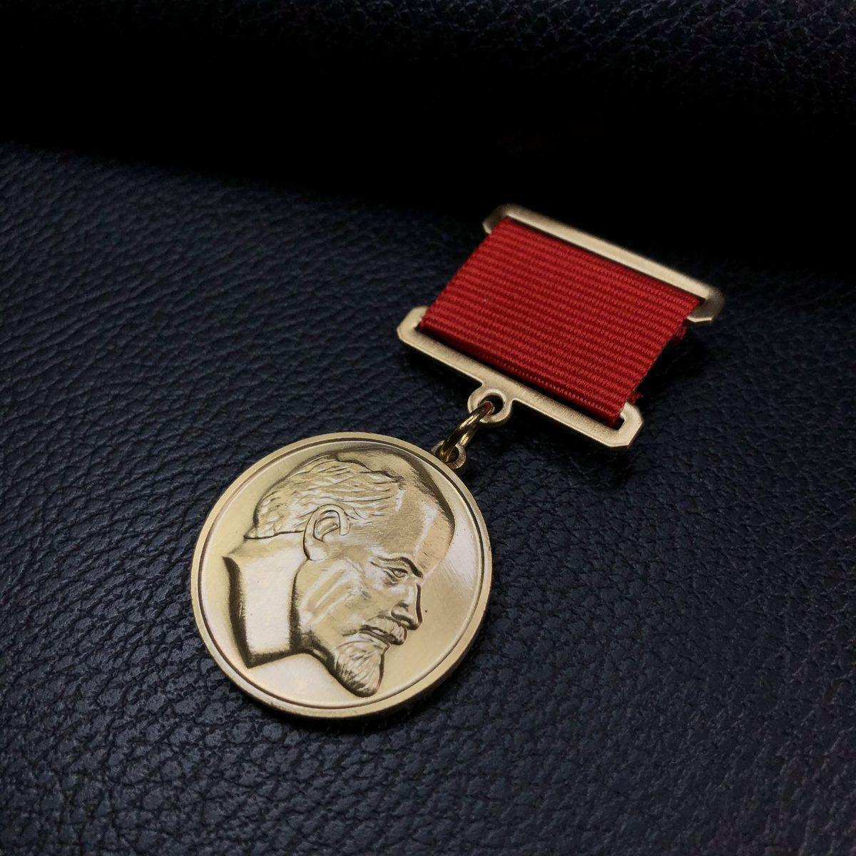 

Орден Советского Союза Ленина Сталинская премия Медаль Предмет Дубовый лист Партийный значок Иностранная медаль Брошь