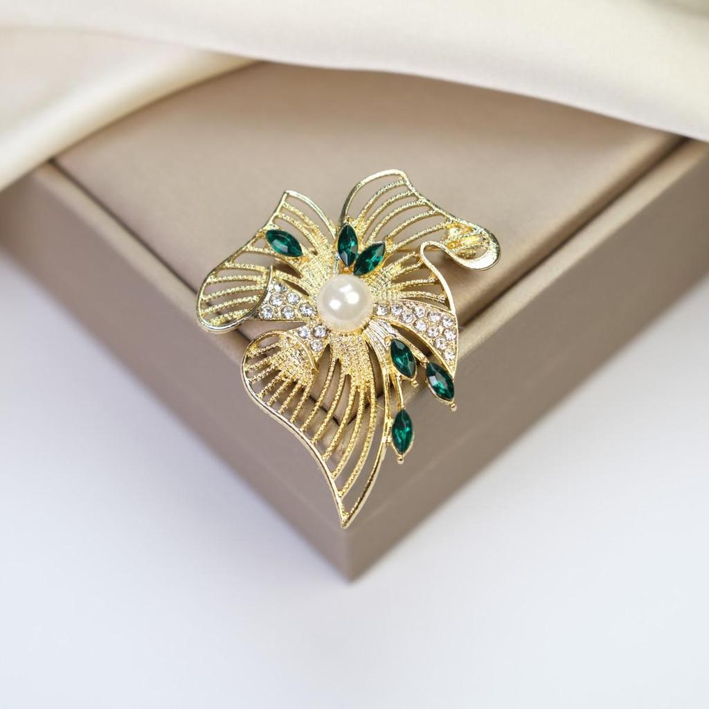 Elegant Women's Brooch: Versatile Bow & Insect Flower Design with Anti-Exposure Feature