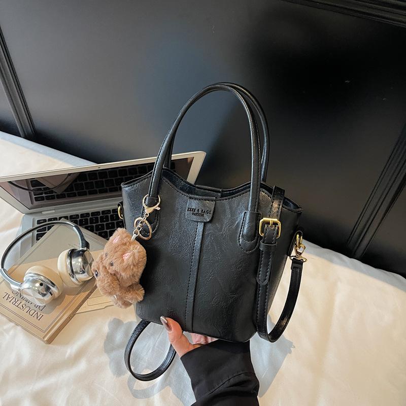 Hand bag women's 2025 new trendy high-end sense exquisite super fire commuter shoulder bag crossbody portable bucket bag