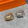 Anello a Nodo H a Fibbia Completa Placcato Oro V per Donna, Impostato a Mano CNC con Diamanti ad Alto Tenore di Carbonio, Design di Lusso con Fibbia Kelly.