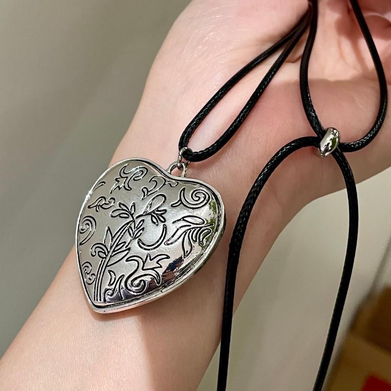 Retro Metal Engraved Love Pendant, Long Necklace, Sweet and Cool Spice Girl Style, New Neck Accessories, Sweater Chain.