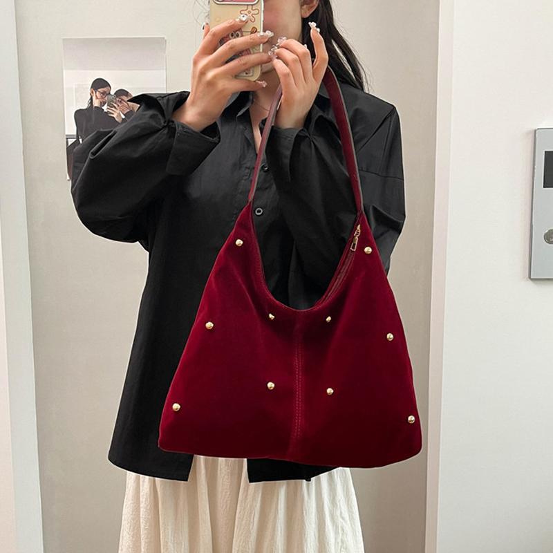 Yogodlns Módní nýtovaná taška přes rameno pro ženy Velkokapacitní ležérní kabelky Jednoduchá dojížděcí taška Tote Retro semišová kožená taška pod paži