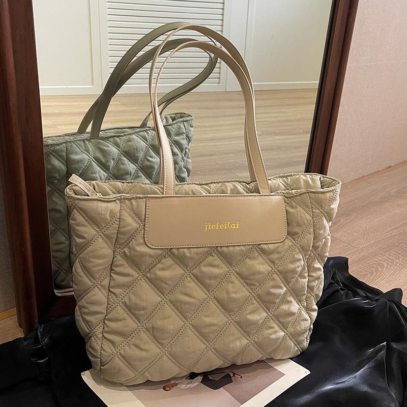 

Large-capacity bag women s autumn and winter versatile 2024 new fashion shoulder bag cloth bag diamond class commuter tote bag