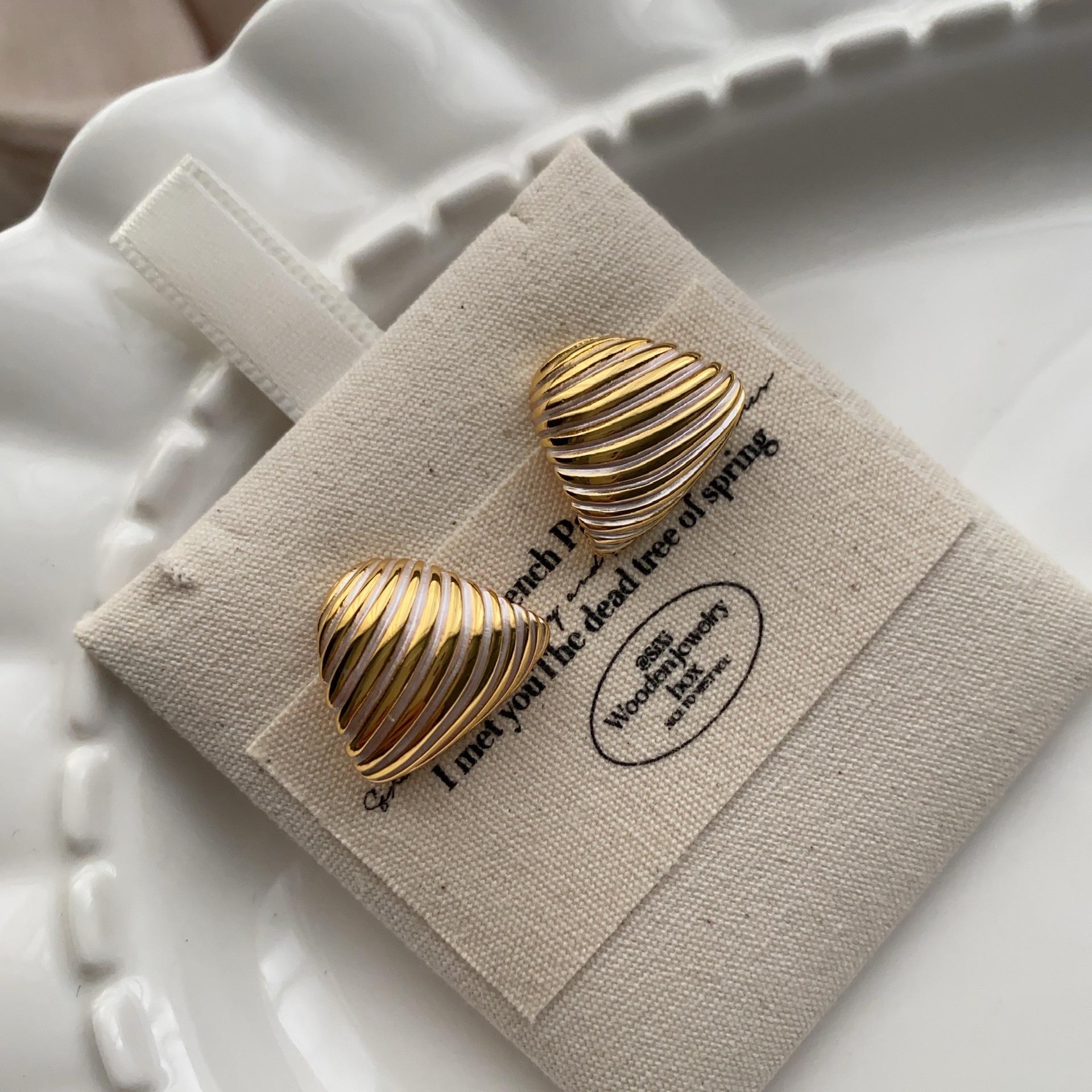 

Fashion commuting Simple lines Texture design Sense of love Styling stud earrings Temperament Fashion Versatile Casual style earrings