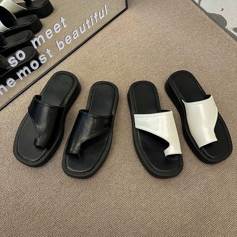 Retro niche platform slippers women's outerwear 2025 autumn new fashion cover toe soft sole comfortable beach sandals