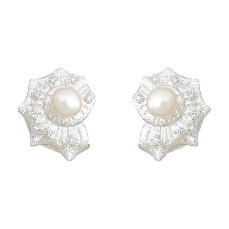 Matte sandgestrahlte Muschelperlen- & Zirkonia-Ohrstecker - Nischen-Literaturstil für Damen