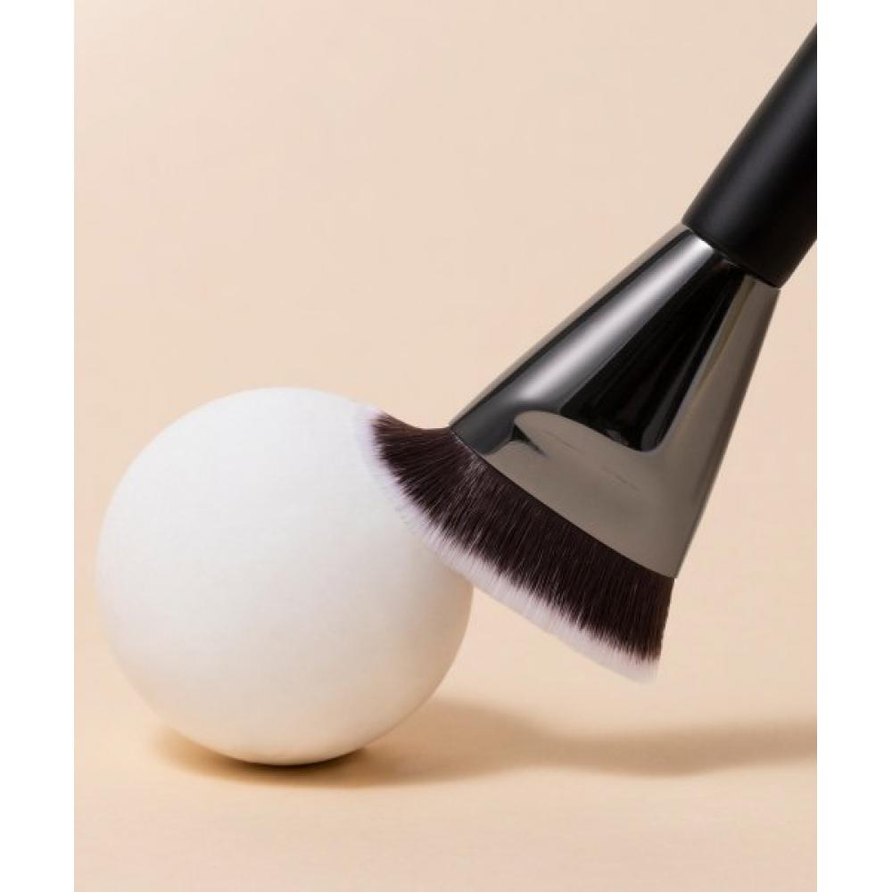 Merzy Airy Fitting Foundation Brush Model