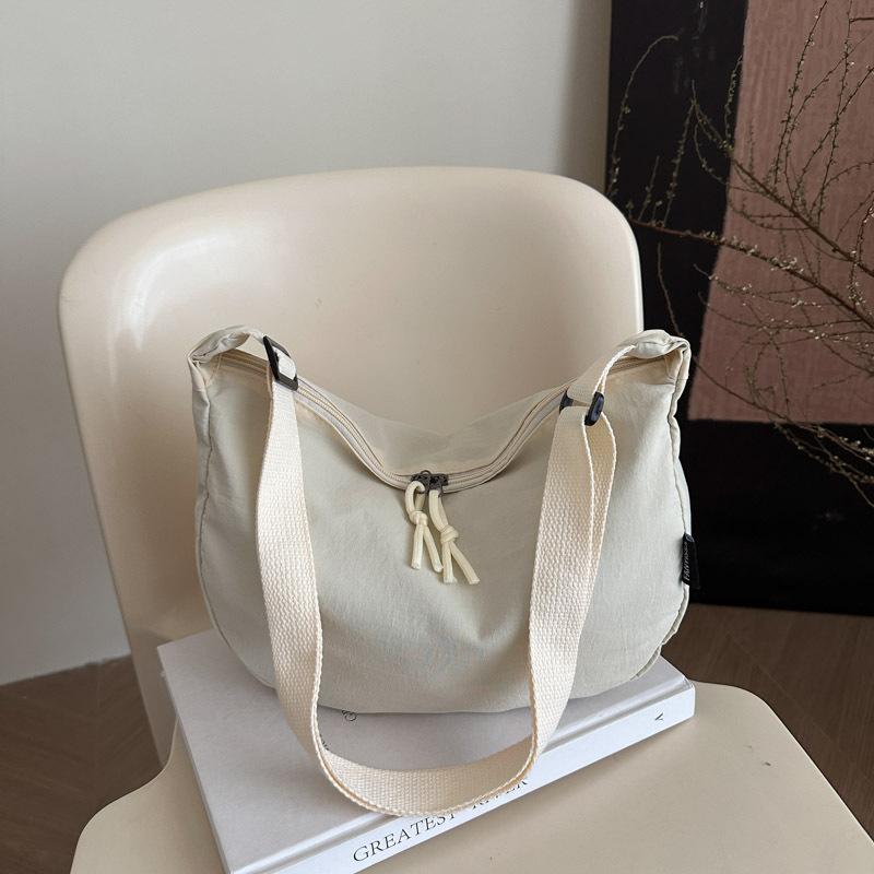 Simple literary dumpling bag women 2025 new niche casual shoulder bag light bag solid color fashion messenger bag