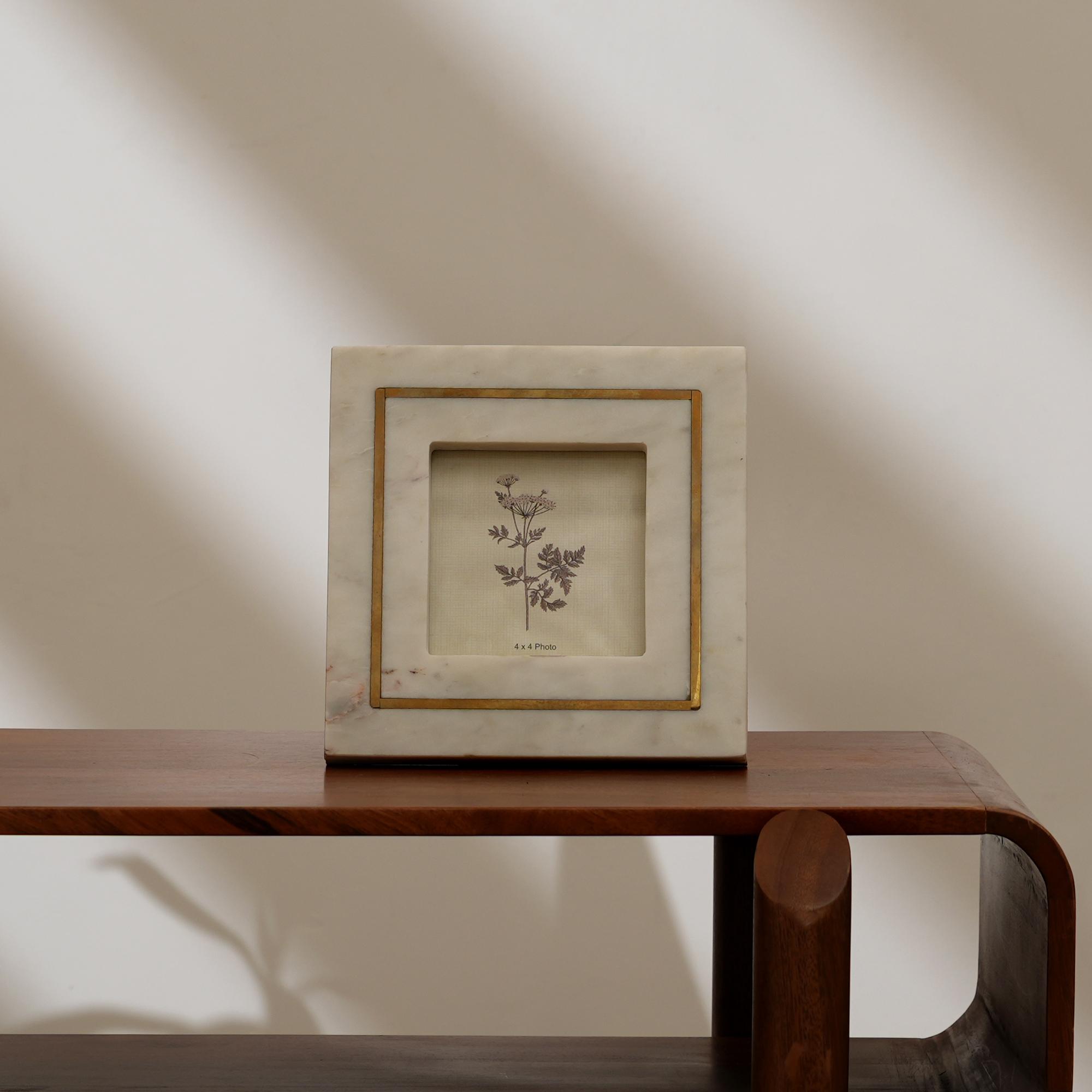 Portafoto in Marmo Rivendell 4x4 Pollici – Portafoto Quadrato in Pietra Naturale Lavorato a Mano – Elegante Decorazione da Scrivania e da Tavolo bianco