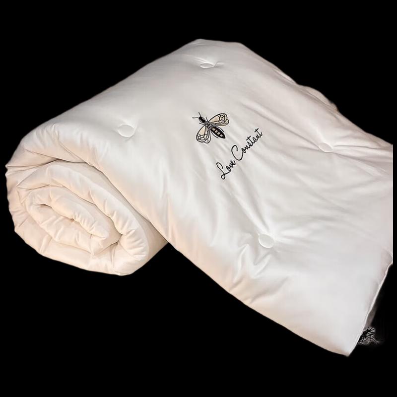 Yiyiai Winter Bee Pattern Quilt