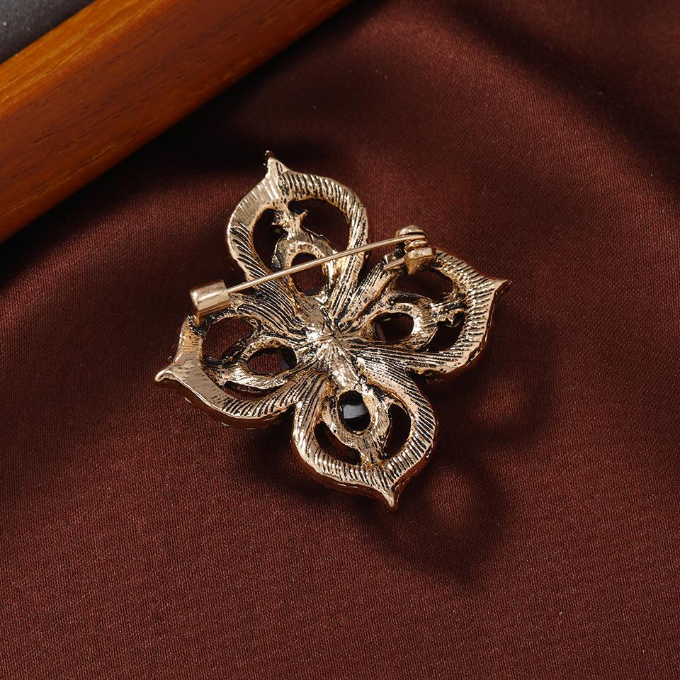 Vintage Rhinestone Floral Brooch - Elegant Hollow Design, Women's Suit Accessory Pin