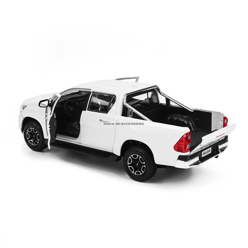 Maisto 1:27 New style Toyota Hilux simulation alloy car model crafts decoration collection toy tools gift