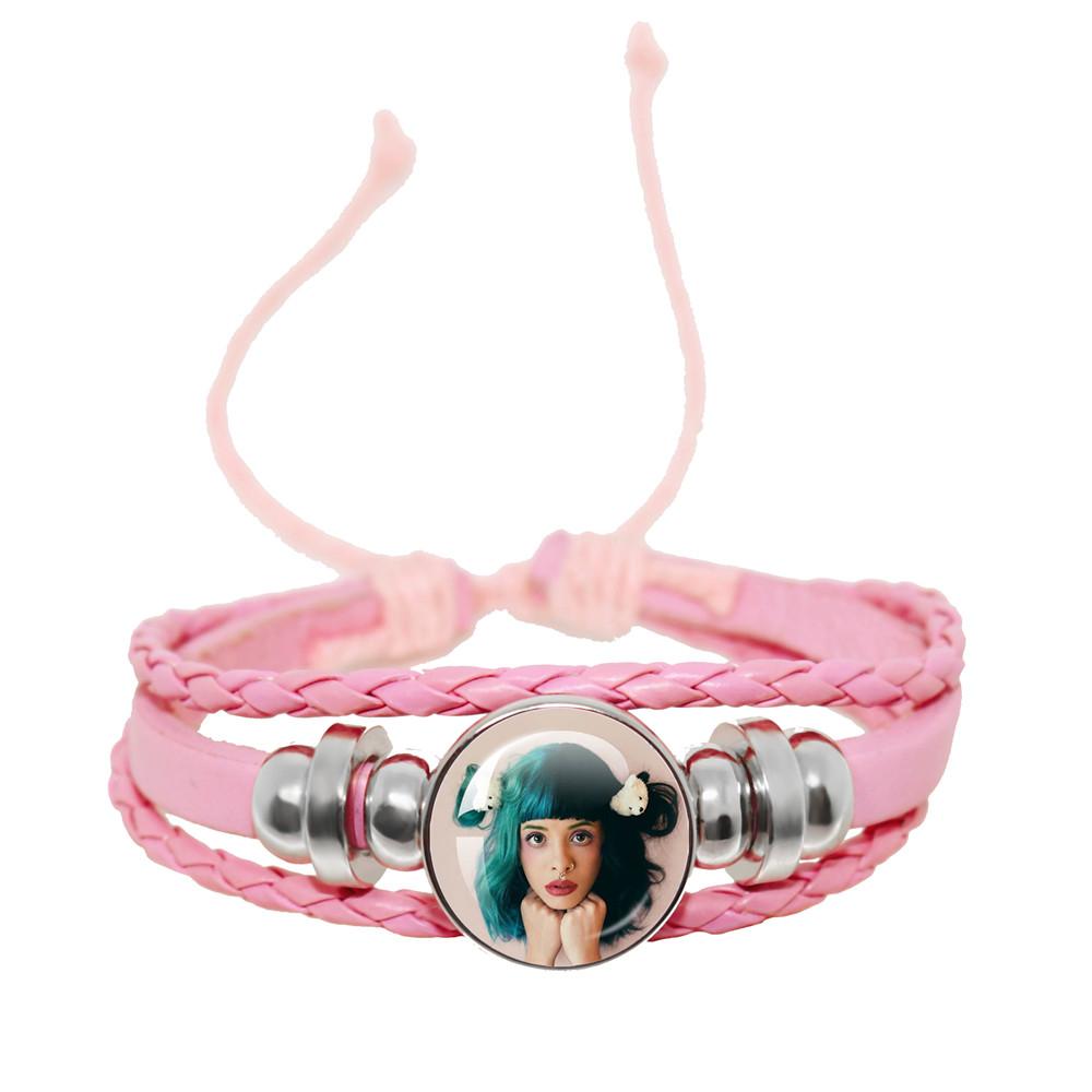 Melanie Martinez Crybaby Braccialetto in Pelle Rosa Cabochon in Vetro Modello Copertina Album Pop Music Braccialetto in Pelle Gioiello Regalo per Fan