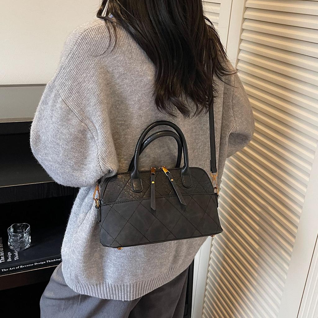 Vintage Handbag Bag Women's 2025 New Diamond Embroidery Thread Shoulder Bag Small Bag Matte Shell Messenger Bag