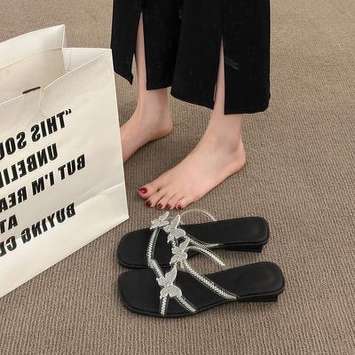 Im Sommer 2025 die neuen quadratischen einfarbigen Übergröße Mode-Stil Damen Cross Ein-Wort Dicksohlige Coole Pantoletten