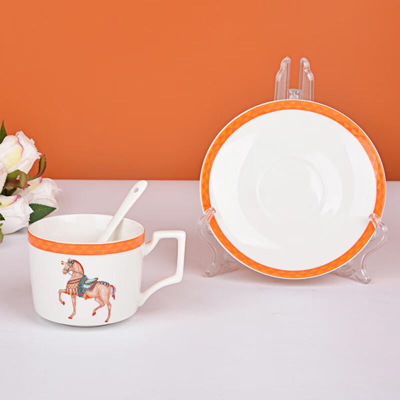 Ceramiczny zestaw filiżanki i spodka z koniem w galopie