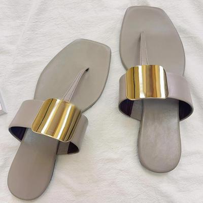 Koreanische Version Nischendesign Metall flacher Boden quadratischer Kopf Flip-Flops Damen Oberbekleidung Sommer neu Strand Zehen cool Slipper