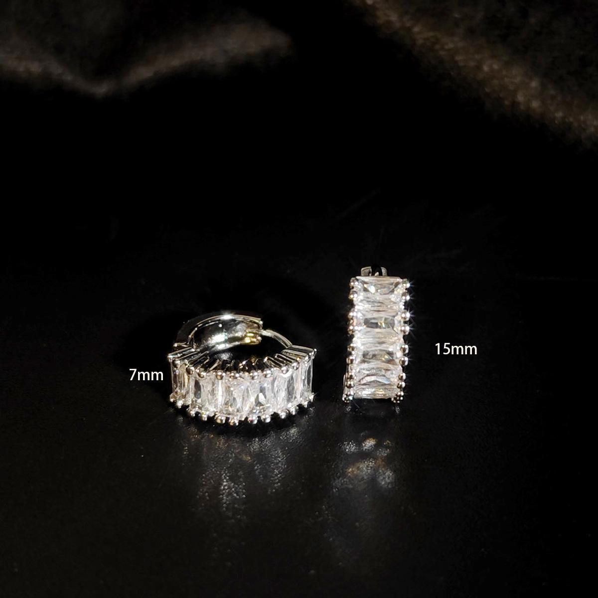 

Элегантные серьги-каффы с микро-паве из цирконов: Серьги в стиле легкой роскоши и универсальные серебряный