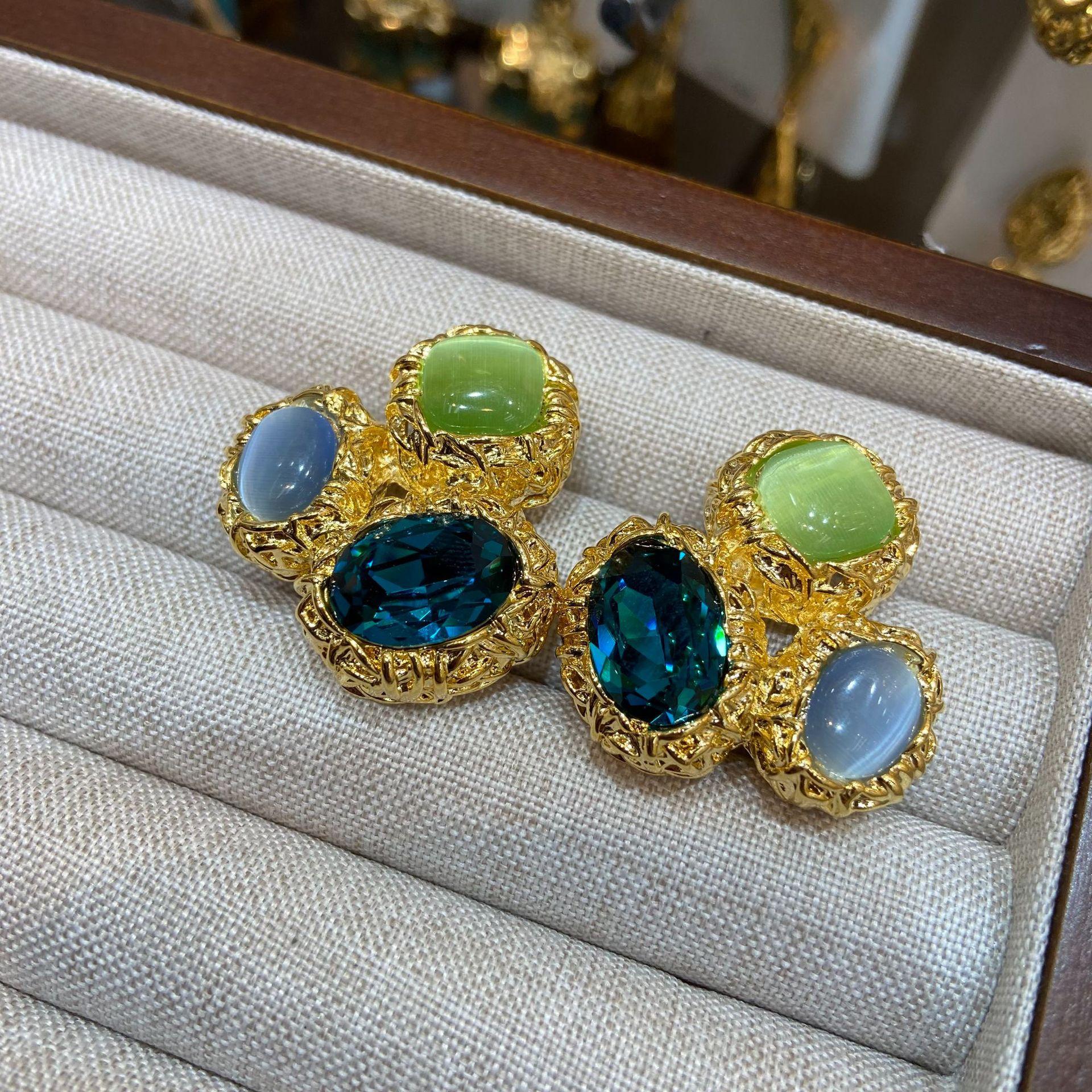 

French Retro Oval Opal Stud Earrings Copper Gold-Plated Color-Retaining Super Flash Egg-Shaped Gemstone Earrings.