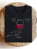 Schickes T-Shirt mit einem Wein- und Schmetterlingsdesign mit einer Weingrafik. Es hat kurze Ärmel, einen Rundhalsausschnitt und ist gefertigt fr