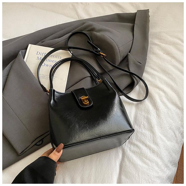 Simple Retro Small Bag Women's 2025 Autumn New Trendy Out Hand Bag Popular Shoulder Messenger Bag Bucket Bag