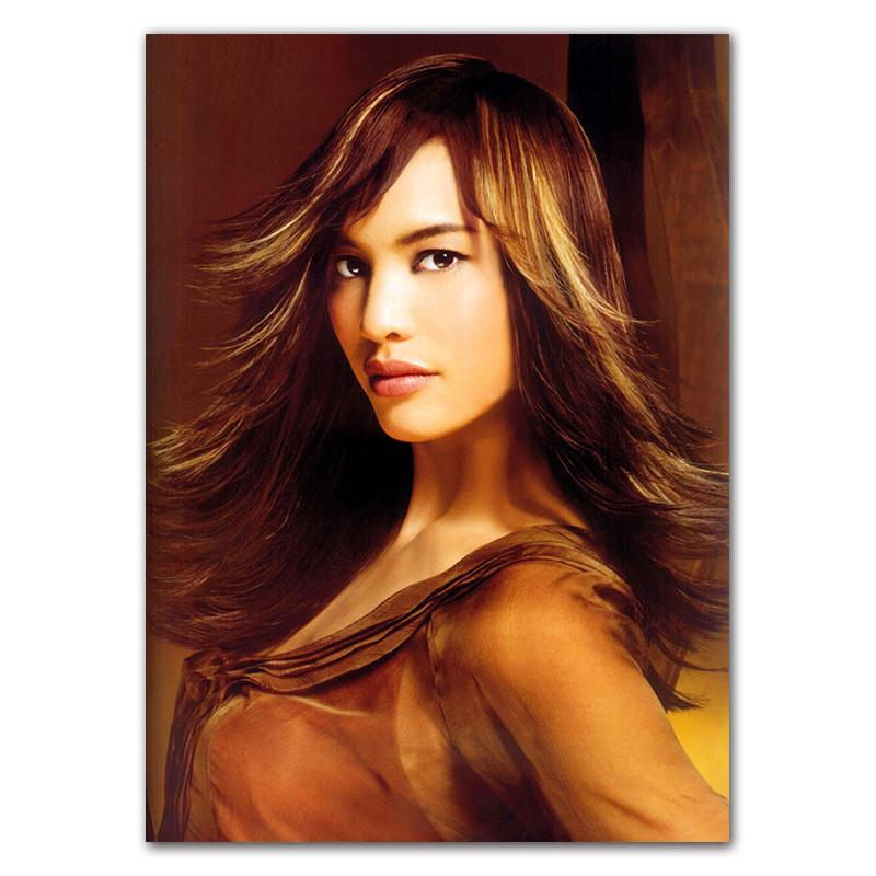 Үлкен кеудесі бар сексуалды жалаңаш қыз