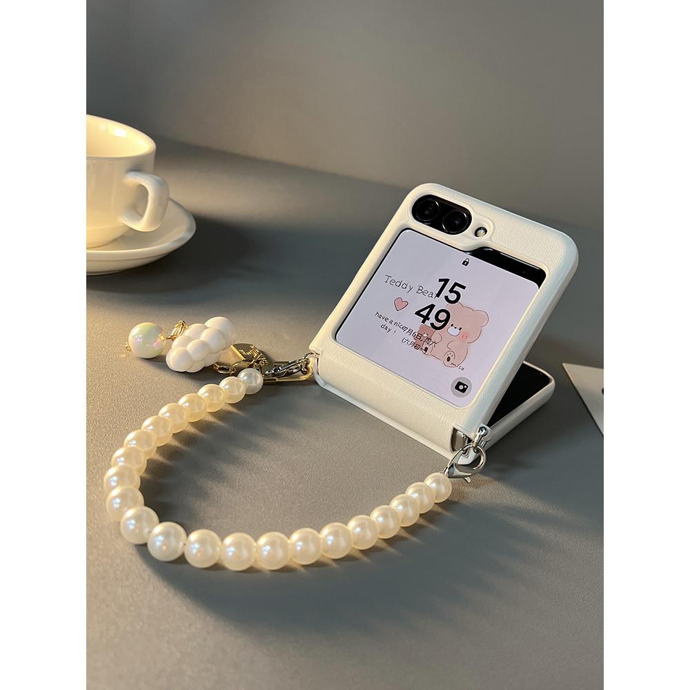 flip phone case For Samsung Galaxy Z Flip 6 Zflip 5 4 Casing Elegant Pearl Pendant Bracelet Chain White Leather Cover Fundas