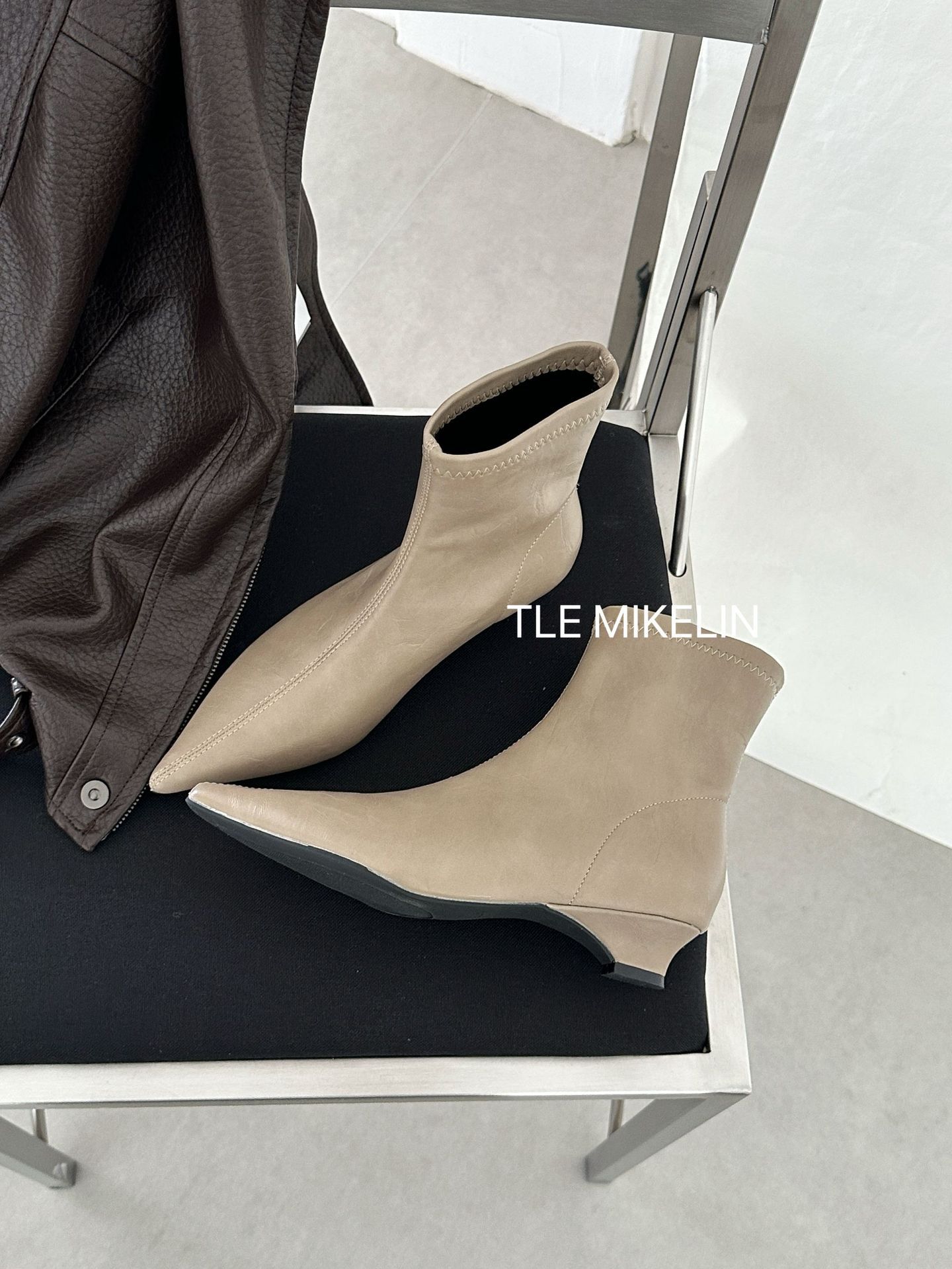 

2025 autumn and winter new pointed fashion boots thin boots women s fashion versatile thin low heel short boots women 39 серый