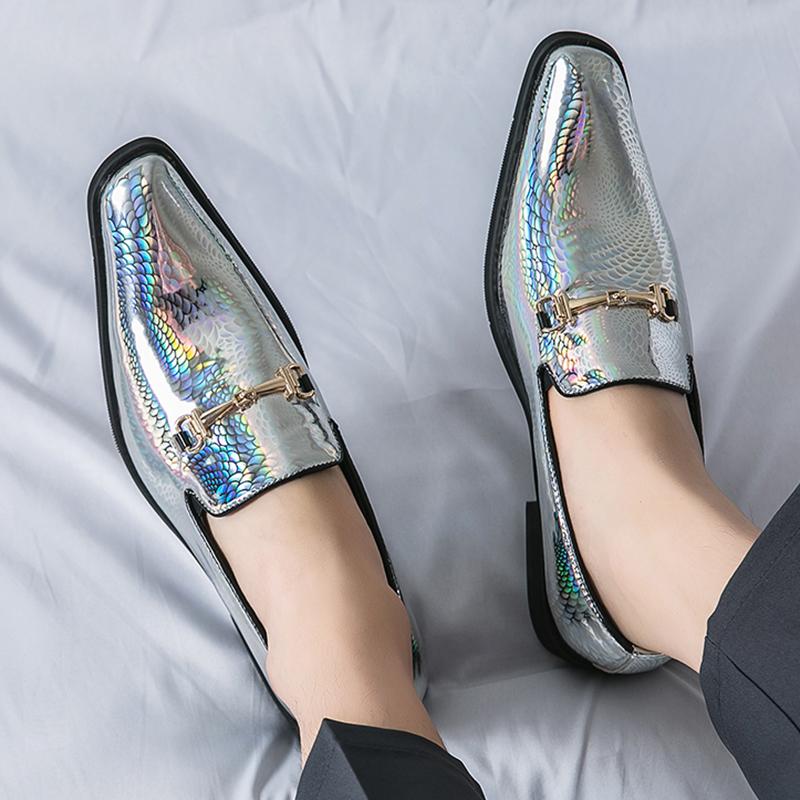 New Luxury Men's Glossy Leather Shoes High-end Silver Banquet Loafers Flat Chelsea Shoes Men's Pointed Business Footwear