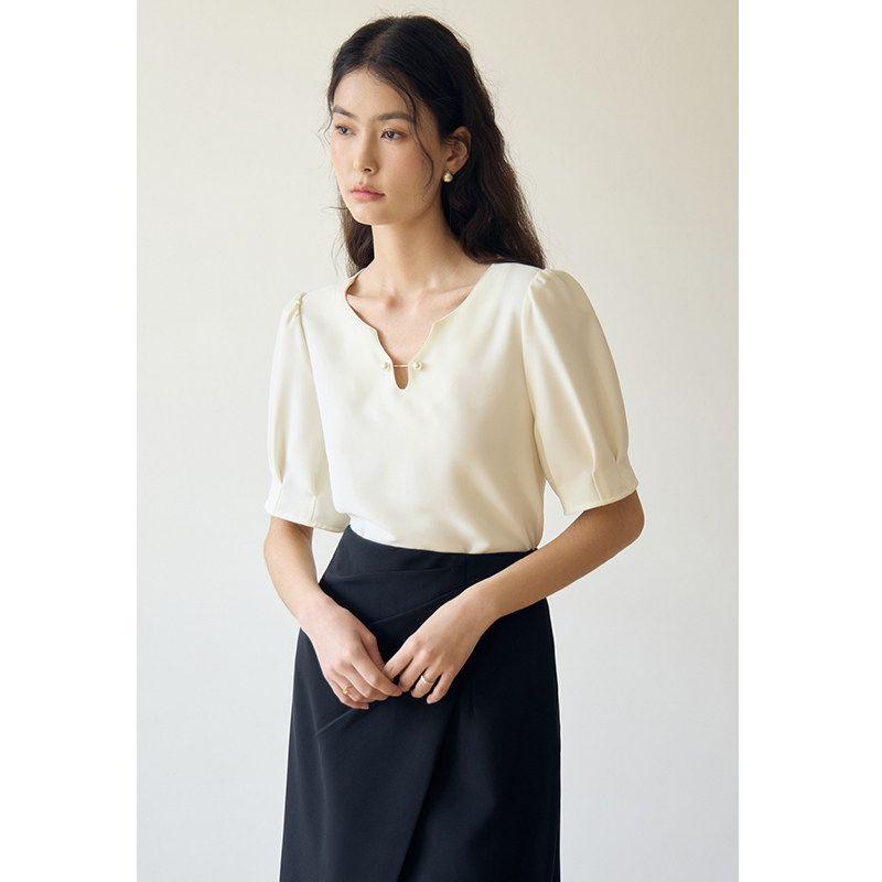 

Clothing with a Stylish V-Neck Chiffon Blouse, New Summer Style for Slightly Chubby Women, Loose-Fitting and Slimming Top with Regular Shoulders Moonlight White US2