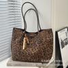 Leopard print bag women's large capacity 2025 new autumn and winter retro shoulder mother and child bag to work commuting armpit tote bag