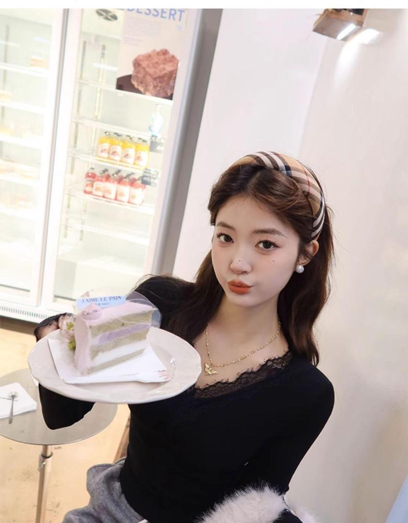 T-shirt à manches longues brossé à col en V pour femme, coupe slim, bordure en dentelle (Collection Automne Précoce 2025)