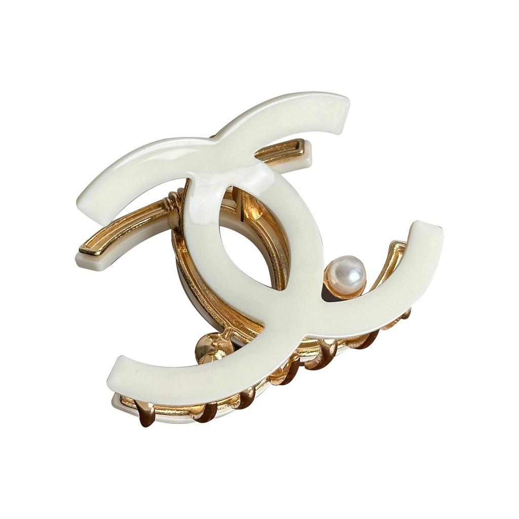 Designed Beautifully Medium Hair Claw Clip In Elegant Colors For Fashion Womens