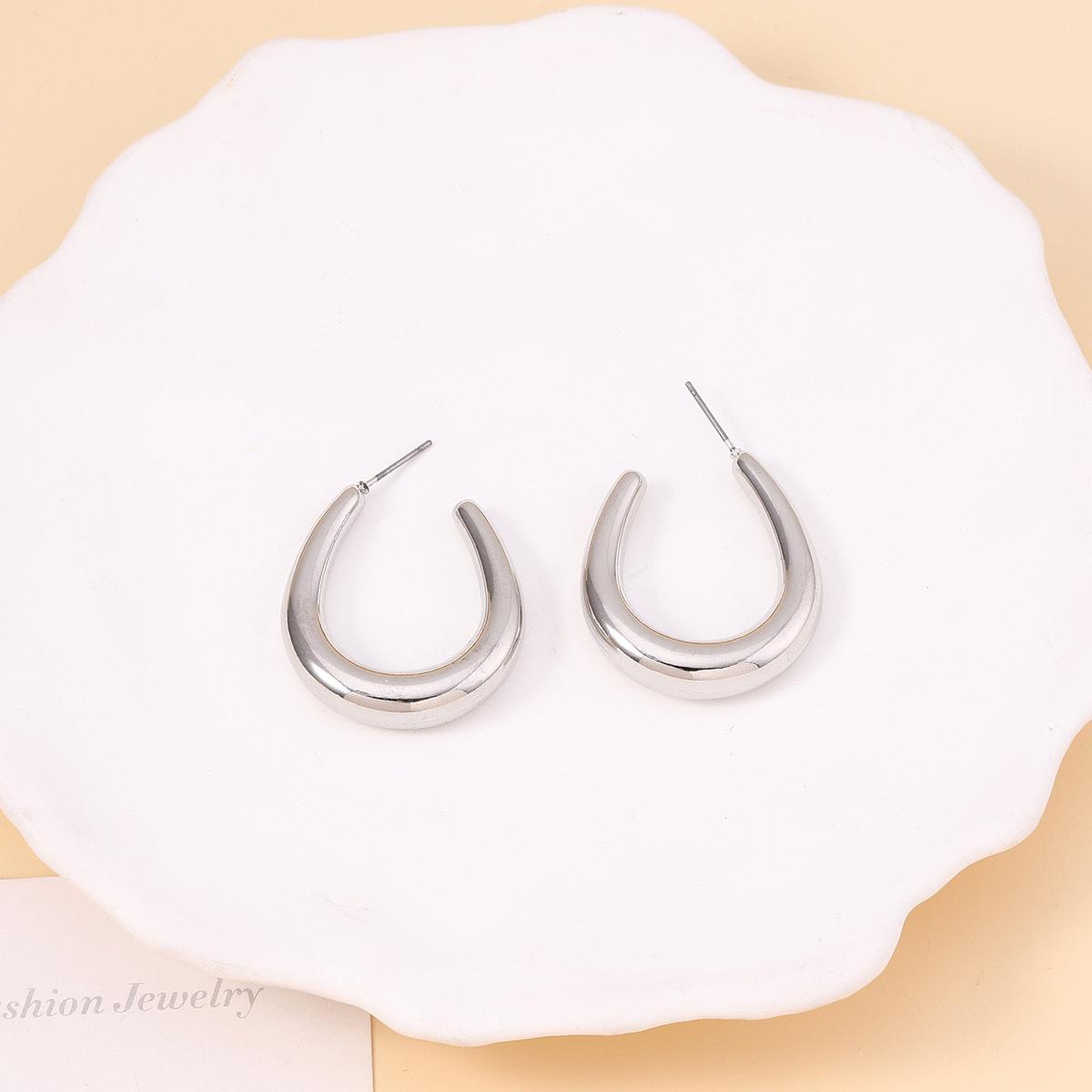 

Unique and niche design metal smooth U-letter stud earrings for fashionable commuting women