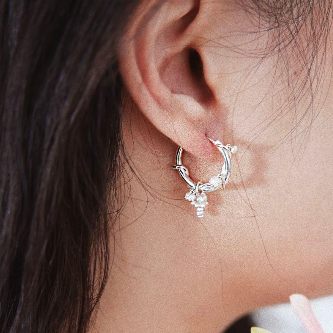 

Мерцающие серьги-каффы с бриллиантами «Лилия-капелька росы»: Женские универсальные серьги в стиле ретро с матовым микро-паве для легкого роскошного акцента.