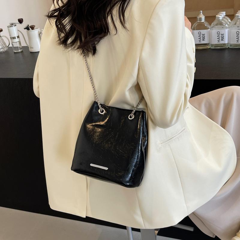 Large-capacity Commuter Big Bag Women's New Spring and Summer Fashion Bucket Bag Texture Chain Messenger Bag