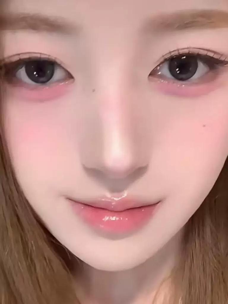 Korean Makeup for a Natural Look~ Idol Mom's Innocent Look, Four-Color Pearlescent Highlighter Eyeshadow Palette with Brush