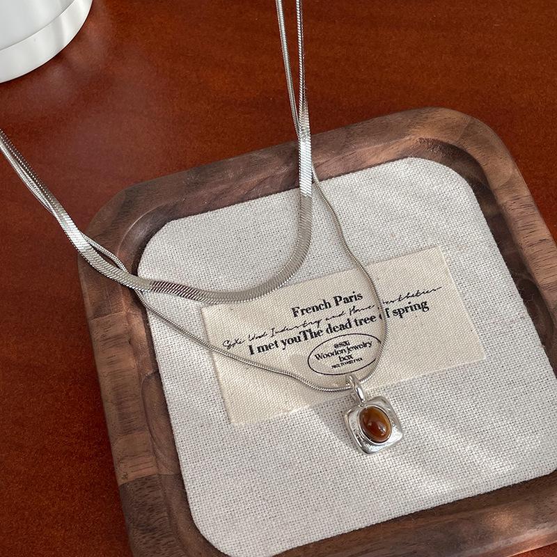 Women's Leather Tiger Eye Layered Necklace - Retro Double-Layer Choker Accessory with High-End Luxury Clavicle Chain.