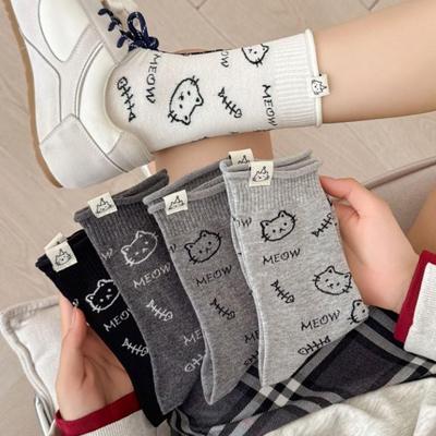 Trendige koreanische graue Mid-Calf-Socken mit englischen Buchstaben und süßem Katzenetikett - Preppy-Stil