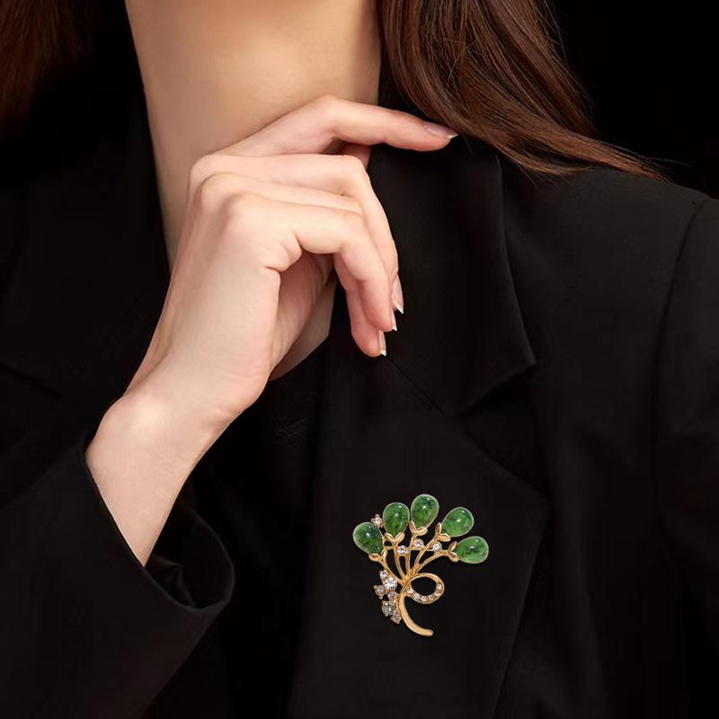 Women Girls Fashion Elegant Flower Crystal Brooch Badges High-end Exquisite Rhinestone Floral Pin Jewelry For Women Men Gift