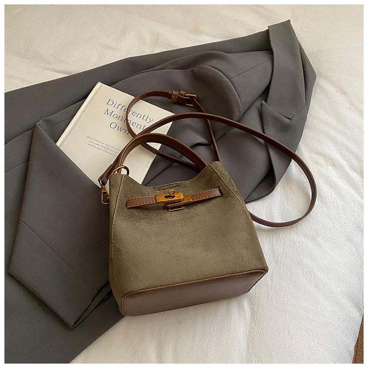 

Премиальный ретро портативный сумка-ведро женская 2025 осень и зима новая нишевая дорожная сумка на плечо большой вместимости сумка-мессенджер