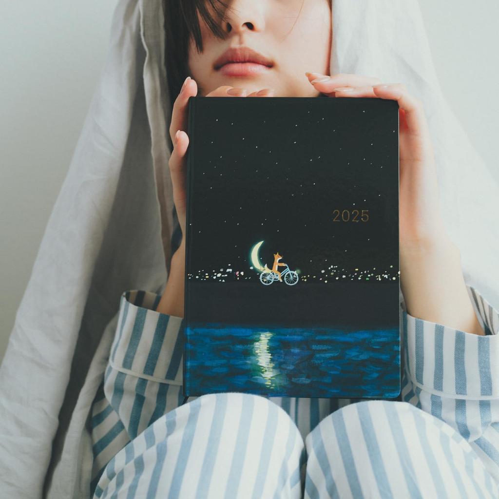 Hobonichi Techo 2025 HON by Hiroko Kubota / Crescent Moon Delivery [A5 / 1 Page Per Day / January / Monday Start]