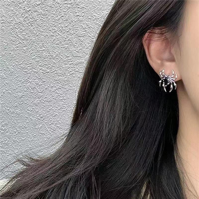 

Sweet cool girl~ Peddle original spider stud earrings female niche design sense flash diamond earrings premium personality earrings