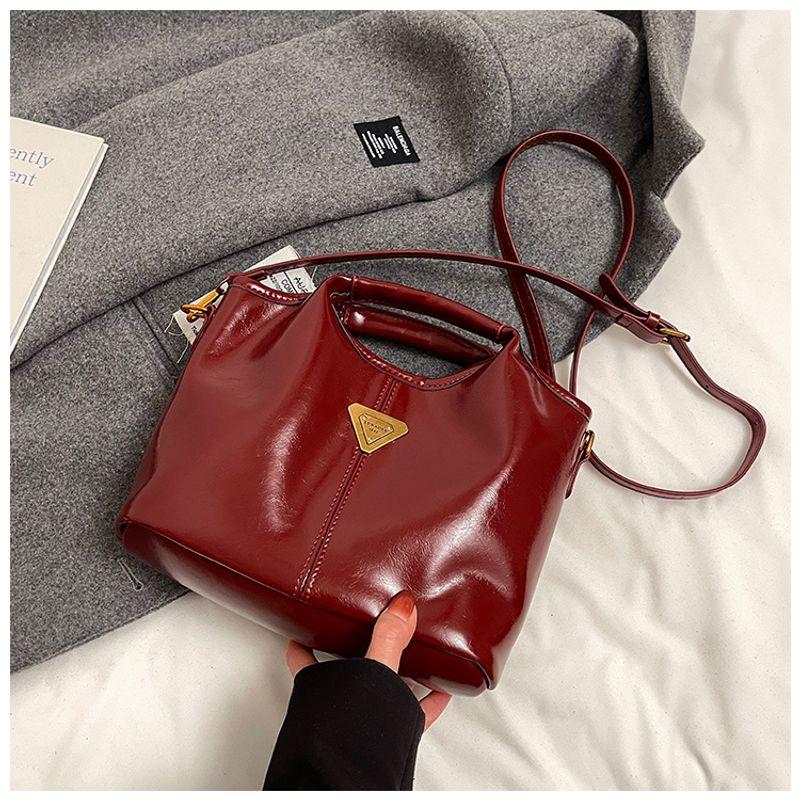 

Spring and Summer Retro Oil Wax Skin Small Bag Female 2025 New Arrival Fashion All-Match Messenger Bag Super Hot Satchel Bucket Bag Red without pendant