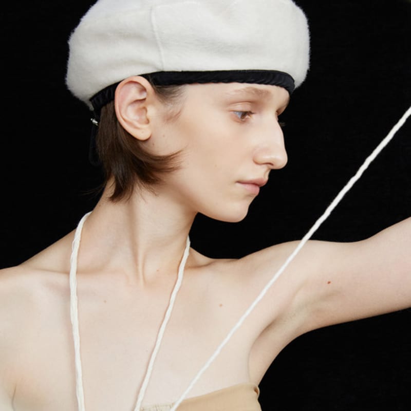 FANTASTISK SKÅLSHATT_ULL VIT