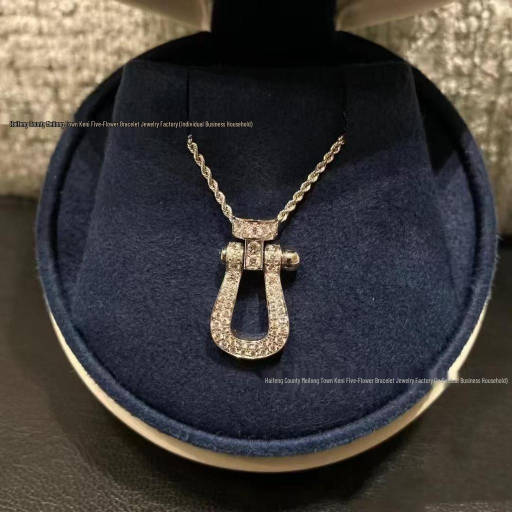 Fred 18k Gold Horseshoe Bracelet: Elegant, Luxurious Gift for Women
