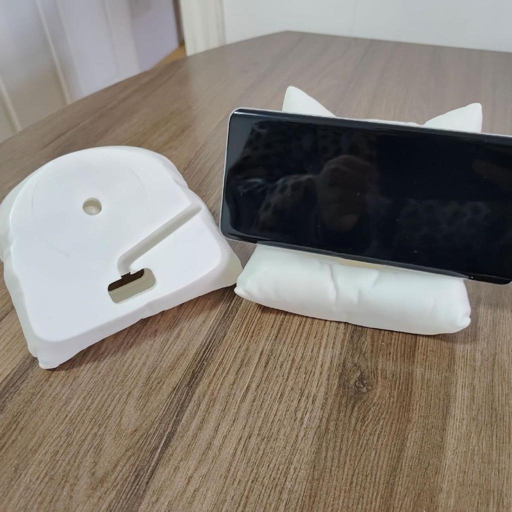 Creative Desktop Phone Holder: Drama-Watching Ornament for Office or Sofa